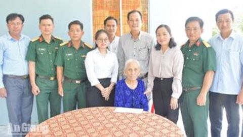 Ban Chỉ huy Phòng thủ khu vực 5 - An Biên thăm Mẹ Việt Nam Anh hùng