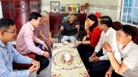 Cấp ủy, chính quyền xã Ô Lâm thăm Anh hùng Lực lượng vũ trang Nhân dân và nguyên lãnh đạo qua các thời kỳ