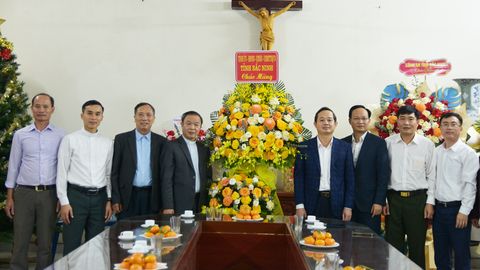 Chủ tịch UBND tỉnh Phạm Hoàng Sơn chúc mừng Linh mục Nguyễn Văn Khiêm và giáo dân Giáo xứ Tử Nê nhân dịp Giáng sinh