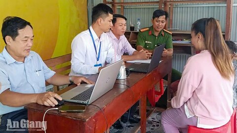 Xã Óc Eo mở "Tuần lễ dịch vụ công trực tuyến", hỗ trợ người dân làm thủ tục tại ấp