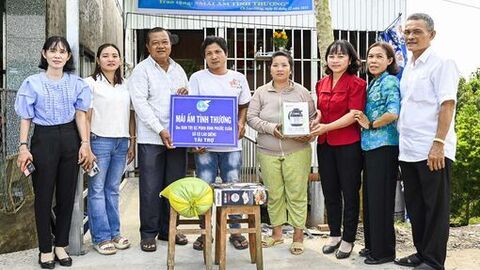 Bàn giao 3 “Mái ấm tình thương” cho phụ nữ xã Cù Lao Giêng 