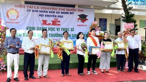 UBND xã Nhơn Mỹ vinh danh thạc sĩ và tuyên dương tân sinh viên