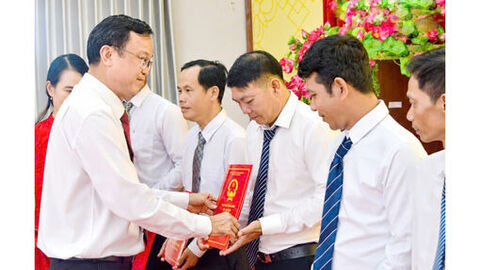Đảng ủy xã An Biên công bố thành lập 16 chi bộ ấp sau sáp nhập 