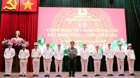 Công an tỉnh An Giang trao quyết định thăng cấp bậc hàm, nâng lương năm 2026
