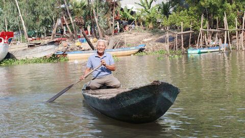 Một đời ở lại dòng kênh