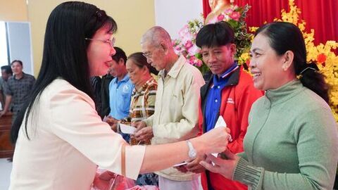 Phó Bí thư Tỉnh ủy An Giang Trần Thị Thanh Hương trao quà Tết vì người nghèo tại Tân Hiệp 