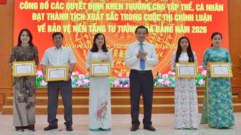 Xã Hòn Đất khen thưởng 3 tập thể, 21 cá nhân trong Cuộc thi Chính luận về bảo vệ nền tảng tư tưởng của Đảng