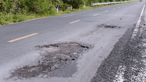 Quốc lộ N1 qua xã Giang Thành vừa nâng cấp đã xuống cấp 