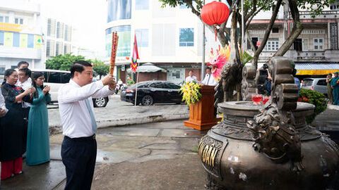 Thắp hương Bia ghi dấu địa điểm Anh hùng dân tộc Nguyễn Trung Trực bị giặc Pháp hành hình năm 1868