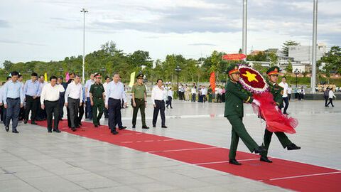 Tổng Bí thư Tô Lâm dâng hoa, dâng hương Tượng đài Bác Hồ tại Phú Quốc
