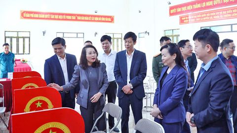 Phó Bí thư Thường trực Tỉnh ủy Nguyễn Thị Hương kiểm tra công tác chuẩn bị bầu cử