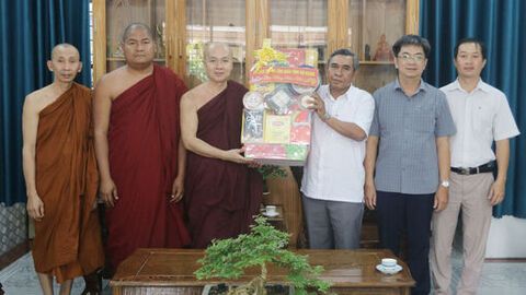 Sở Dân tộc và Tôn giáo tỉnh An Giang thăm, tặng quà các tổ chức tôn giáo, chức sắc tiêu biểu