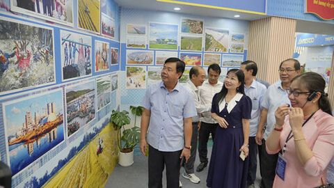 Bí thư Tỉnh ủy An Giang thăm gian trưng bày của tỉnh tại Triển lãm 80 năm thành tựu đất nước