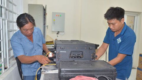 Thầm lặng sau ánh đèn sân khấu