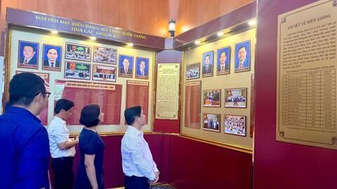 UBND tỉnh Cà Mau tham quan Đền Tưởng niệm Anh hùng liệt sĩ và Người có công