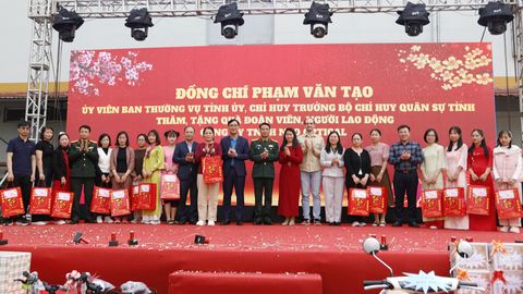 Đại tá Phạm Văn Tạo, Chỉ huy trưởng Bộ Chỉ huy quân sự tỉnh thăm, tặng quà doanh nghiệp, người lao động