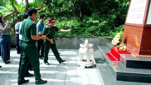 Ban Chỉ huy phòng thủ khu vực 2 tổ chức sinh hoạt truyền thống tại căn cứ cách mạng Ô Tà Sóc