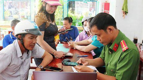 Công an xã Cần Đăng ra quân hướng dẫn đăng ký cấp căn cước cho trẻ dưới 6 tuổi