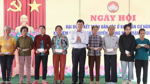 Bí thư Tỉnh ủy An Giang Nguyễn Tiến Hải dự Ngày hội Đại đoàn kết toàn dân tộc khu phố Tà Tây