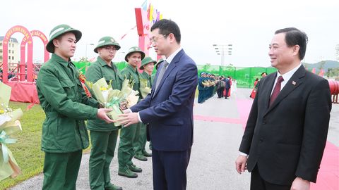 Đồng chí Trần Huy Phương, Phó Bí thư Tỉnh ủy dự Lễ giao, nhận quân tại điểm số 8, Khu vực phòng thủ Khu vực 4 - Hạp Lĩnh