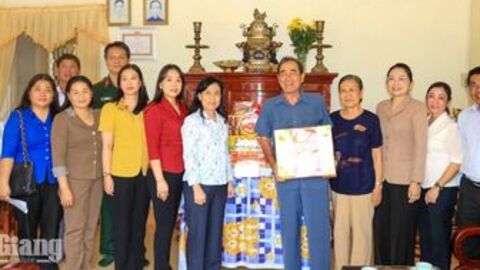 Phó Chủ tịch HĐND tỉnh An Giang Đinh Thị Việt Huỳnh thăm người có công tiêu biểu