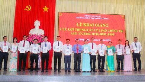 Trường Chính trị Tôn Đức Thắng khai giảng 5 lớp trung cấp lý luận chính trị