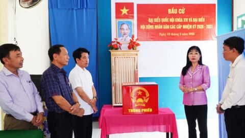 Phó Bí thư Tỉnh ủy Trần Thị Thanh Hương kiểm tra công tác bầu cử và công tác tuyển quân ở 3 xã