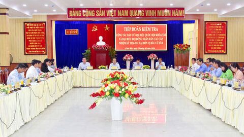 Phó Bí thư Thường trực Tỉnh ủy, Chủ tịch HĐND tỉnh An Giang Nguyễn Thanh Nhàn kiểm tra công tác chuẩn bị bầu cử tại phường Châu Đốc và Vĩnh Tế