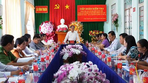 Trưởng ban Tổ chức Tỉnh ủy An Giang Phạm Hoàng Nam kiểm tra công tác chuẩn bị bầu cử tại xã Vĩnh Trạch