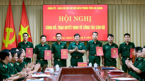 Bộ đội Biên phòng tỉnh An Giang trao quyết định về công tác cán bộ