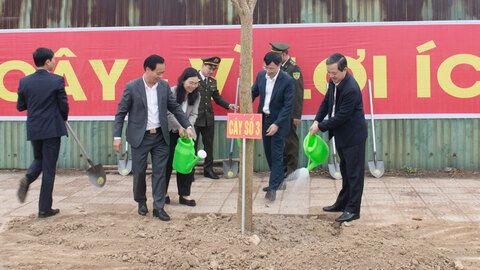 Chủ tịch UBND tỉnh Phạm Hoàng Sơn dự Tết trồng cây tại phường Yên Dũng