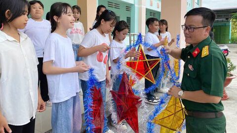 Bộ đội tặng khoảng 2.000 chiếc lồng đèn cho thiếu nhi vui Tết Trung thu 