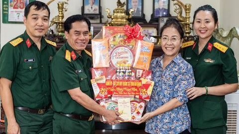 Đại tá Chau Chắc chúc tết gia đình Anh hùng Lực lượng vũ trang nhân dân và nguyên lãnh đạo tỉnh