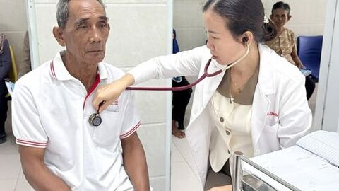 Hơn 500 người cao tuổi Khmer ở Ô Lâm được khám sức khỏe miễn phí