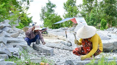 Nhọc nhằn đời phụ nữ chẻ đá