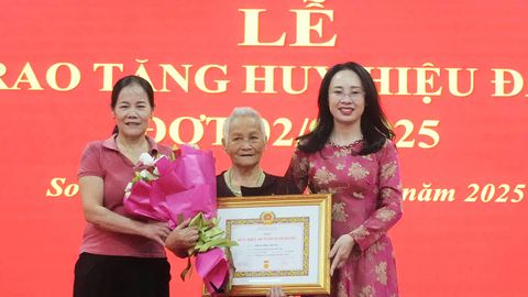 Đảng ủy xã Sơn Động trao Huy hiệu Đảng cho đảng viên