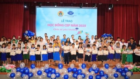 Tổ chức Tài chính vi mô CEP chi nhánh Long Xuyên trao 127 suất học bổng, quà học tập cho học sinh nghèo hiếu học 