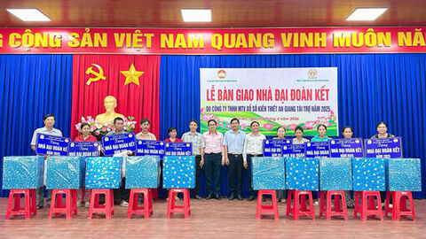 Bàn giao 10 căn nhà đại đoàn kết tại xã Hội An