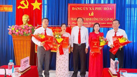 Ban Thường vụ Đảng ủy xã Phú Hòa trao quyết định cán bộ