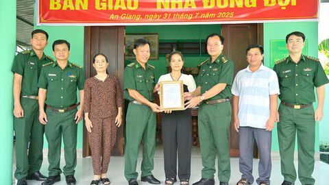 Bộ đội Biên phòng tỉnh An Giang bàn giao nhà Đồng đội 
