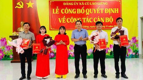 Đảng ủy xã Cù Lao Giêng trao quyết định công tác cán bộ