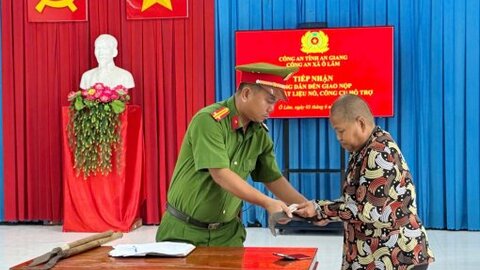 Công an xã Ô Lâm ra mắt mô hình vận động thu hồi vũ khí, vật liệu nổ, công cụ hỗ trợ