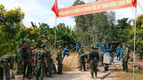 Nâng cấp lộ giao thông trong chương trình Tết Quân - Dân tại phường Chi Lăng