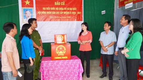 Đồng chí Trần Thị Thanh Hương kiểm tra công tác chuẩn bị bầu cử ở hai xã Tân Hiệp và Thạnh Đông 