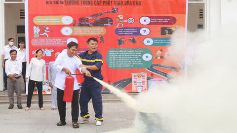 Thực hành kỹ năng chữa cháy và cứu nạn, cứu hộ tại Trường Trung cấp Phật giáo Hòa Hảo