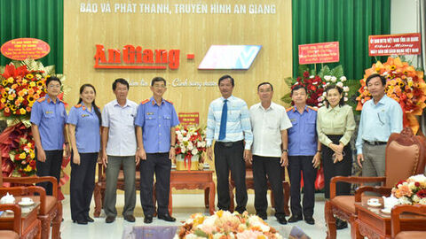 Nhiều đơn vị chúc mừng Báo và Phát thanh - Truyền hình An Giang nhân Ngày Báo chí cách mạng Việt Nam