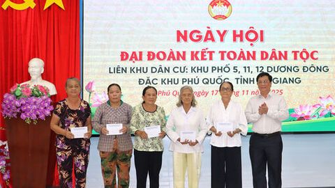 Chủ tịch UBND tỉnh An Giang Hồ Văn Mừng dự Ngày hội Đại đoàn kết toàn dân tộc tại đặc khu Phú Quốc