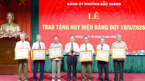 Bắc Ninh: Phó Bí thư Tỉnh ủy, Chủ tịch UBND tỉnh trao Huy hiệu Đảng tại phường Bắc Giang