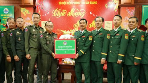 Cục Phát triển, Bộ Quốc phòng Campuchia chúc tết Bộ đội Biên phòng tỉnh An Giang