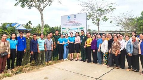 Hội Liên hiệp Phụ nữ tỉnh An Giang cắm bảng công trình Tết Quân - Dân năm 2026